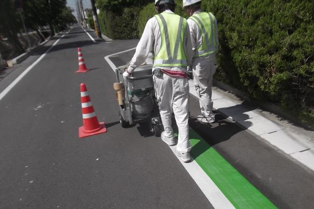 歩道のライン工事の画像